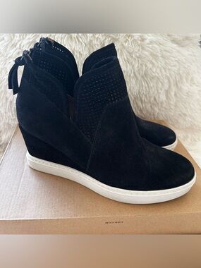 Sofft Seabrook Women’s Black Suede Wedge Sneakers Size: 9.5